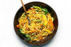 Inkivääri-maapähkinäspagetti