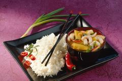 Jasmiiniriisiä ja katkarapukastiketta