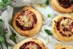 Juures-sinihomejuustorullat