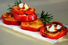 Juurespannaripihvit paprikarenkaissa