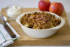 Kaali-omenapaistos kaura-kookosmurulla