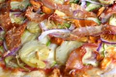 Kantarelli-pekonipizza ruis-nokkospohjalla