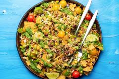 Kaura Tortilla Chips -salaatti ja kiivisalsa