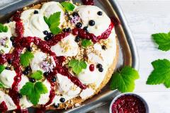 Kauracrumble paahdetulla vadelmakastikkeella