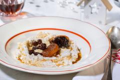 Jasmiiniriisi-kookospuuro hedelmillä