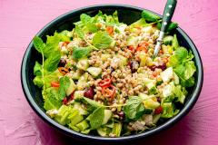 Kreikkalainen ohra-feta-sardellisalaatti