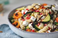 Lämmin fusilli-pastasalaatti