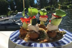 Kesän suolaiset ja makeat lettucocktailit veneellä