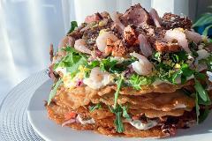 Lettukakku pastramilohella, katkaravuilla ja tsatsikilla