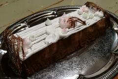 Lumihunnutettu suklainen jouluhalko