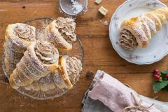 Luumumoussella täytetyt torttutuutit