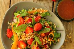 MP Mansikkasalaatti granolalla ja mansikkakastikkeella