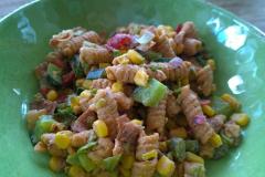 Meetvursti-pastasalaatti