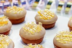 Minidonitsit vaahterasiirappikuorrutteella