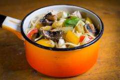 Monen värin pastakastike