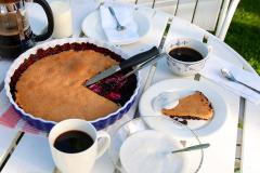 Mustikkakukkonen ja vaniljainen jogurttikastike