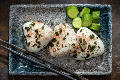 Onigiri miso-lohitäytteellä