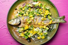 Paistettu meribassi ja mango-avokadosalsa