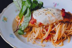 Parmesaanikanaa ja spagettia