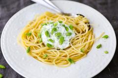 Pastaa ja kuusenkerkkätsatsikia