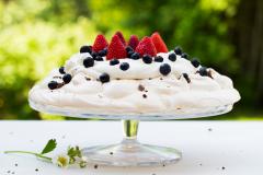 Pavlova Suklaacrunchylla ja kesämarjoilla