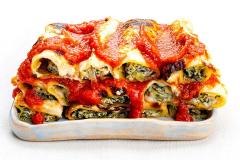 Pinaatti-ricotta-cannellonit ja chili-tomaattikastike