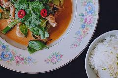 Punainen kana-curry
