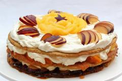 Rapea täytekakku hedelmillä