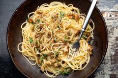 Saksanpähkinä-sardellipasta