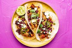 Savuisat kana-chorizotacot ja mustapapu-fetasalaatti