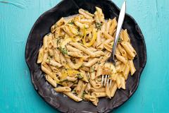 Sitruunapenne ja ruskistettu voikastike