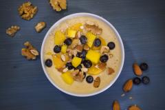 Smoothiekulho hedelmillä, pähkinöillä ja manteleilla