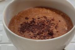 Kaurapuuro mikrossa tummalla suklaalla