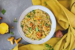 Suolainen lounaspuurokulho sienillä ja juureksilla