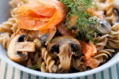 Täysjyvä Fusilli lohikastikkeella