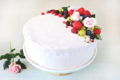 Täytekakku tattarijauhoilla, kesämarjatäytteellä