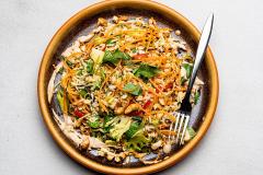 Thai-jasmiiniriisi-limesalaatti jacashew-dressing