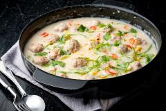 Thai-riisipuuro ja lihapyörykät