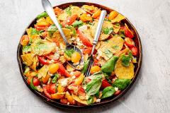 Tomaattisalaatti ja rouskuvat kaurachipsit