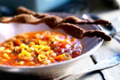 Toscanalainen pastakeitto ja rukiiset grissinit