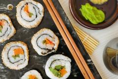 Uramaki, sushirullat nurinpäin kasvistäytteellä