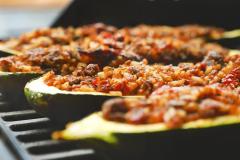 Vegaaniset täytetyt kesäkurpitsat grillissä