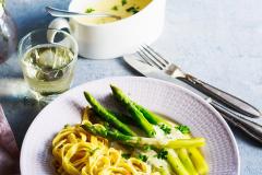 Vihreää parsaa, hollandaisekastiketta ja kurkumanauhapastaa