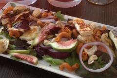 Viikuna-halloumisalaatti Pippuripastasta