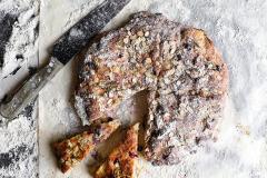 Vuohenjuusto-puolukkaleipä