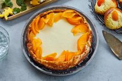 Rahkakakku keltaisilla hedelmillä