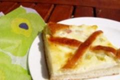 Raparperipiirakka pullataikinasta