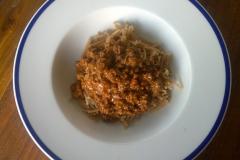 Ruskea jauhelihakastike ja rakettispagetti