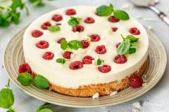 vadelmainen valkosuklaakakku