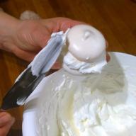 Marenkeja täytetään kreemillä